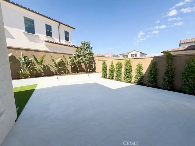 a view of an house with backyard and plants
