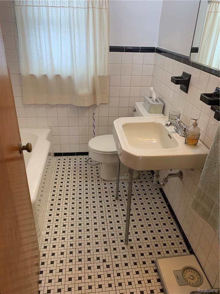 8327 Harding Street Center Line, MI 48015 - Photo 14 of 38 IMG_8372.jpg