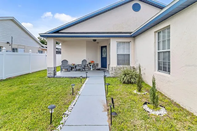 a view of a house with backyard