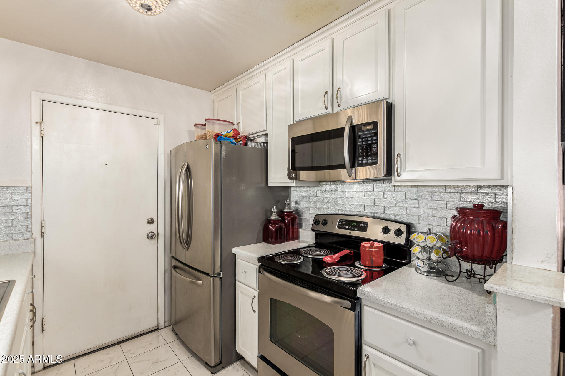 4028 East Carson Road Phoenix, AZ 85042 - Photo 12 of 26 a kitchen with a stove and a refrigerator