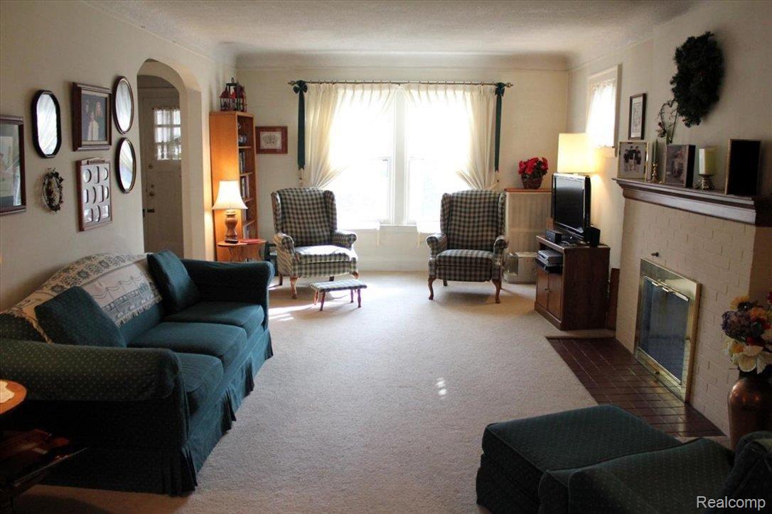 16605 Huntington Road Detroit, MI 48219 - Photo 2 of 11 Living Room