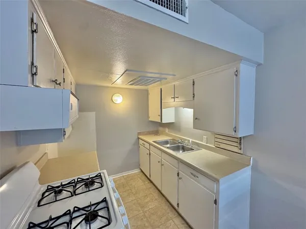 $950 | 1005 West Hickory Street, Unit W9, Denton, TX 76201