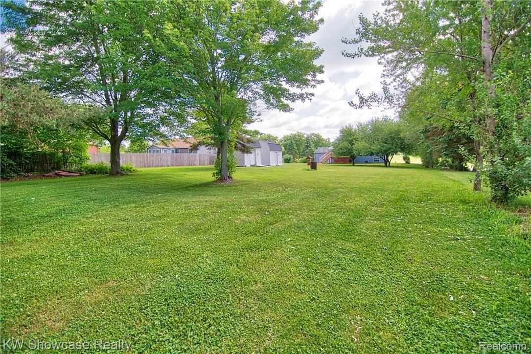 18364 Hickory Ridge Road Fenton, MI 48430 - Photo 9 of 36 18374HickoryRidgeRdext-9.jpg