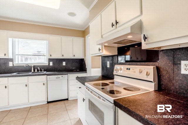 4425 Apex Drive Mobile, AL 36693 - Photo 8 of 33 Kitchen with lots of cabinets!
