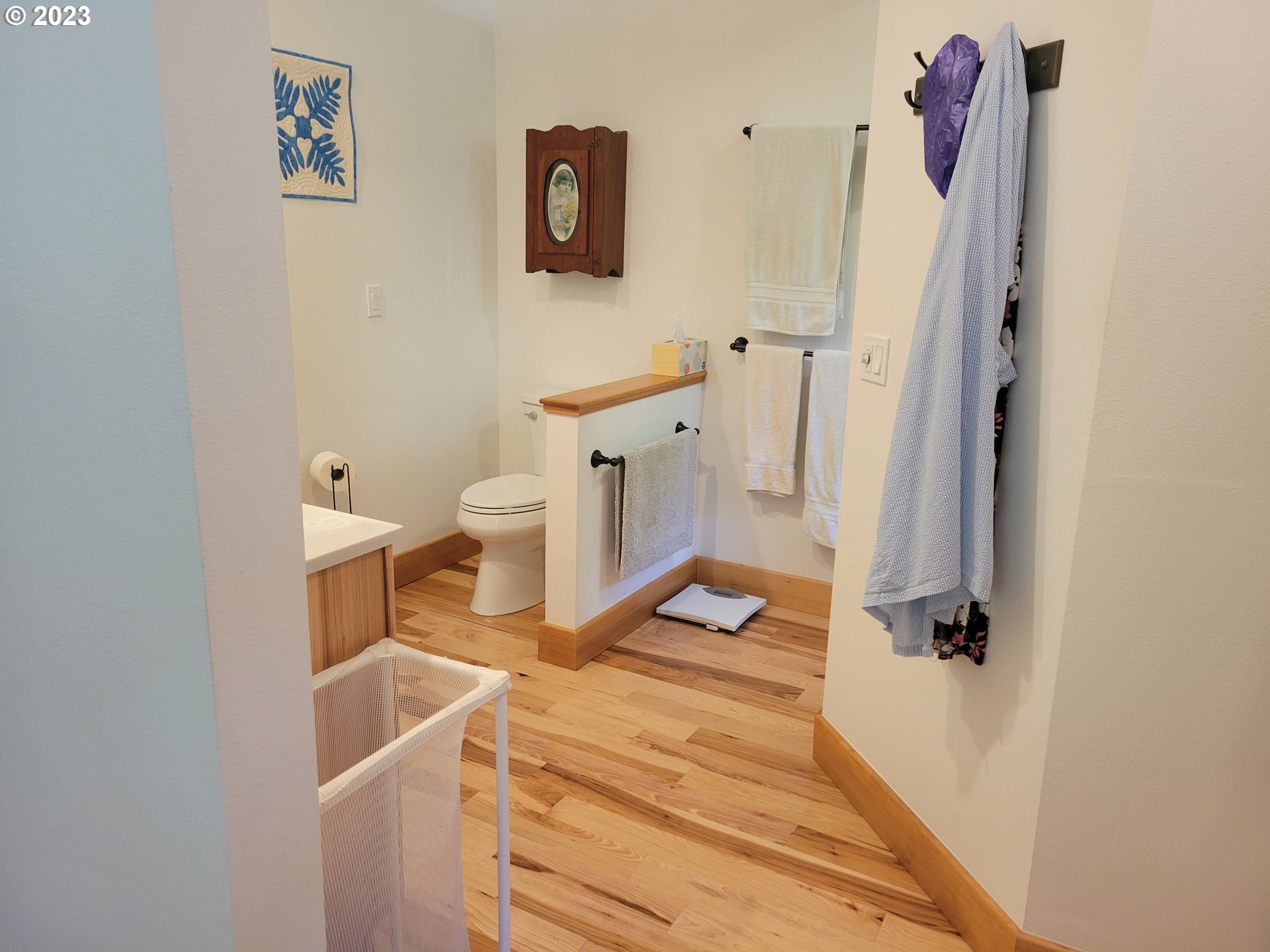 929 1st Falls View Road Stevenson, WA 98648 - Photo 30 of 48 Owner's Suite Bathroom