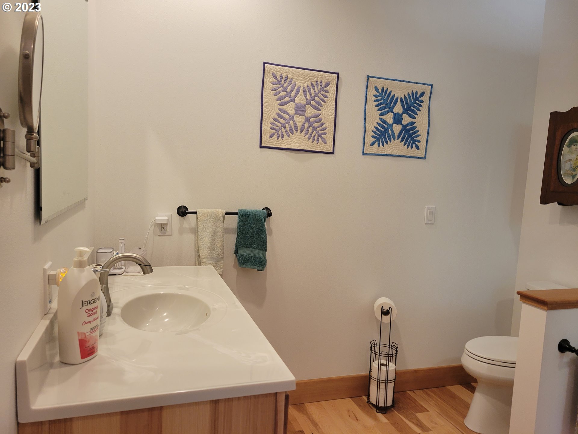 929 1st Falls View Road Stevenson, WA 98648 - Photo 31 of 48 Owner's Suite Bathroom