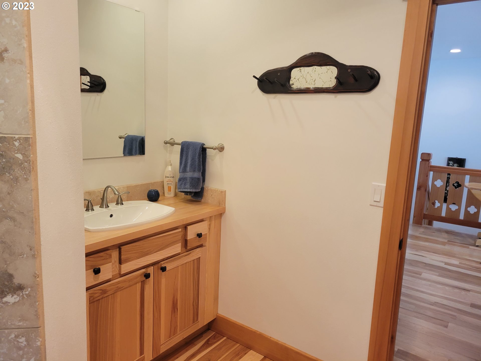 929 1st Falls View Road Stevenson, WA 98648 - Photo 37 of 48 Bathroom