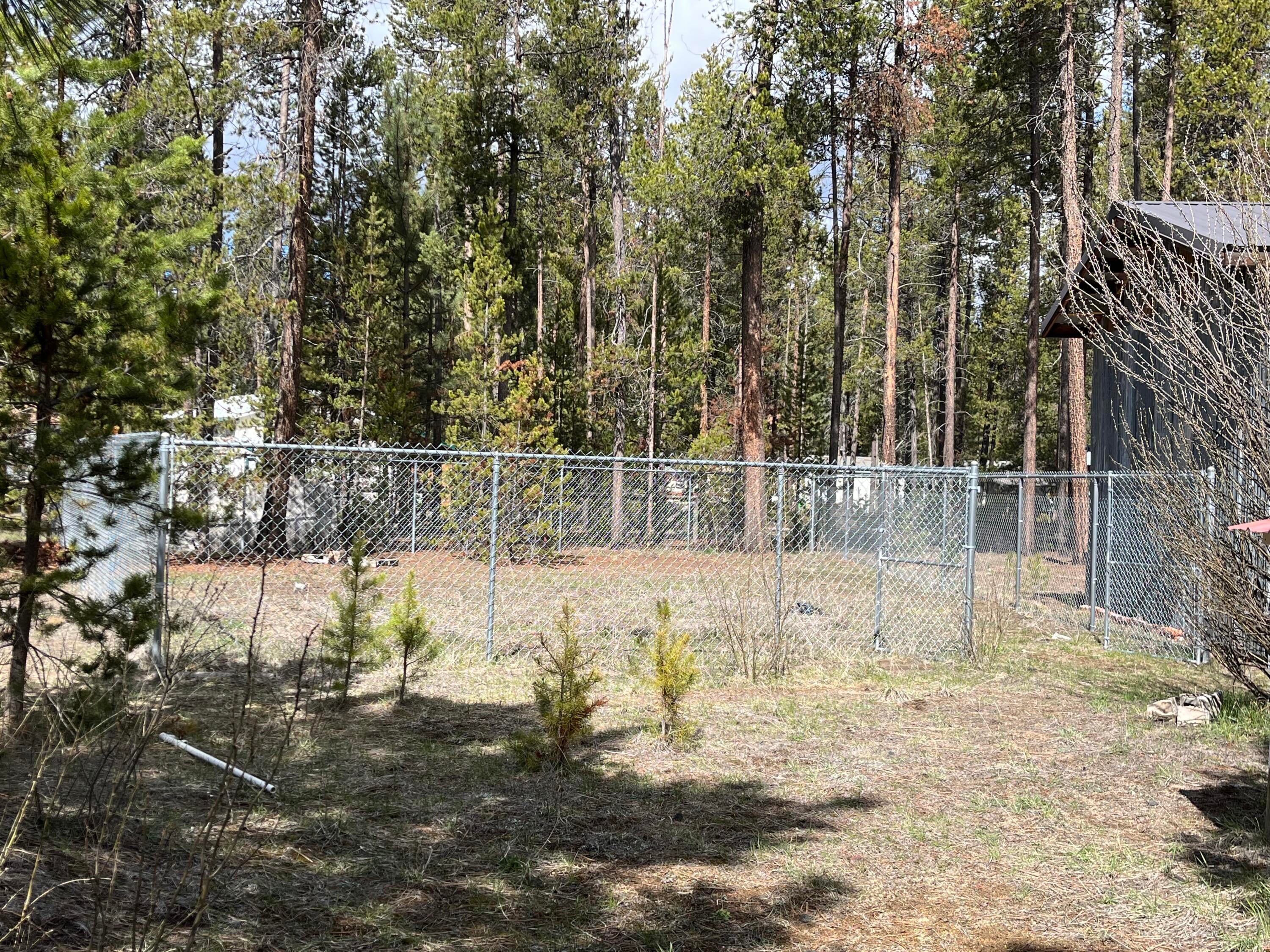 15876 Juniper Road La Pine, OR 97739 - Photo 27 of 28 Two dog kennels