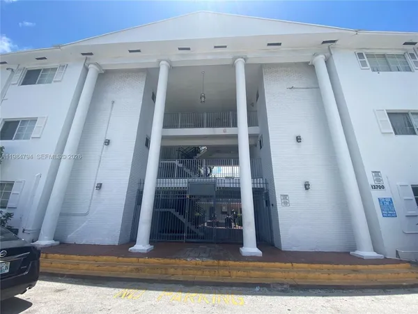 $152,500 | 13700 Northeast 6th Avenue, Unit 305, North Miami, FL 33161