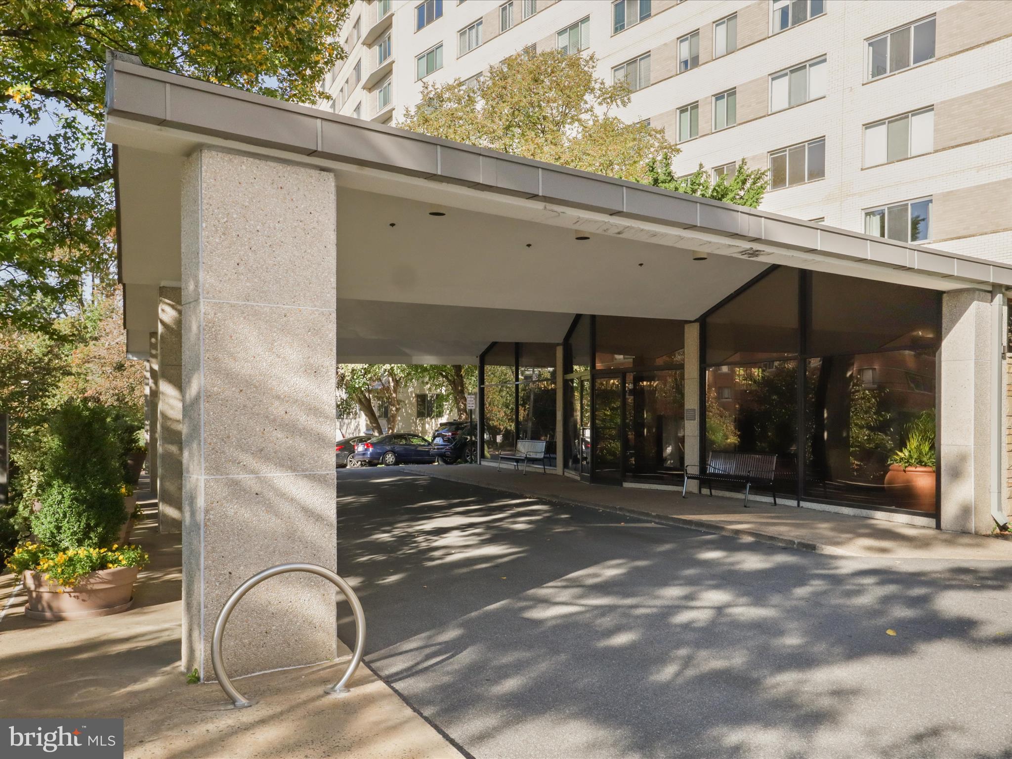 1200 North Nash Street, Unit 549 Arlington, VA 22209 - Photo 2 of 70 Residents/Guests arrive through a Porte Cochere...