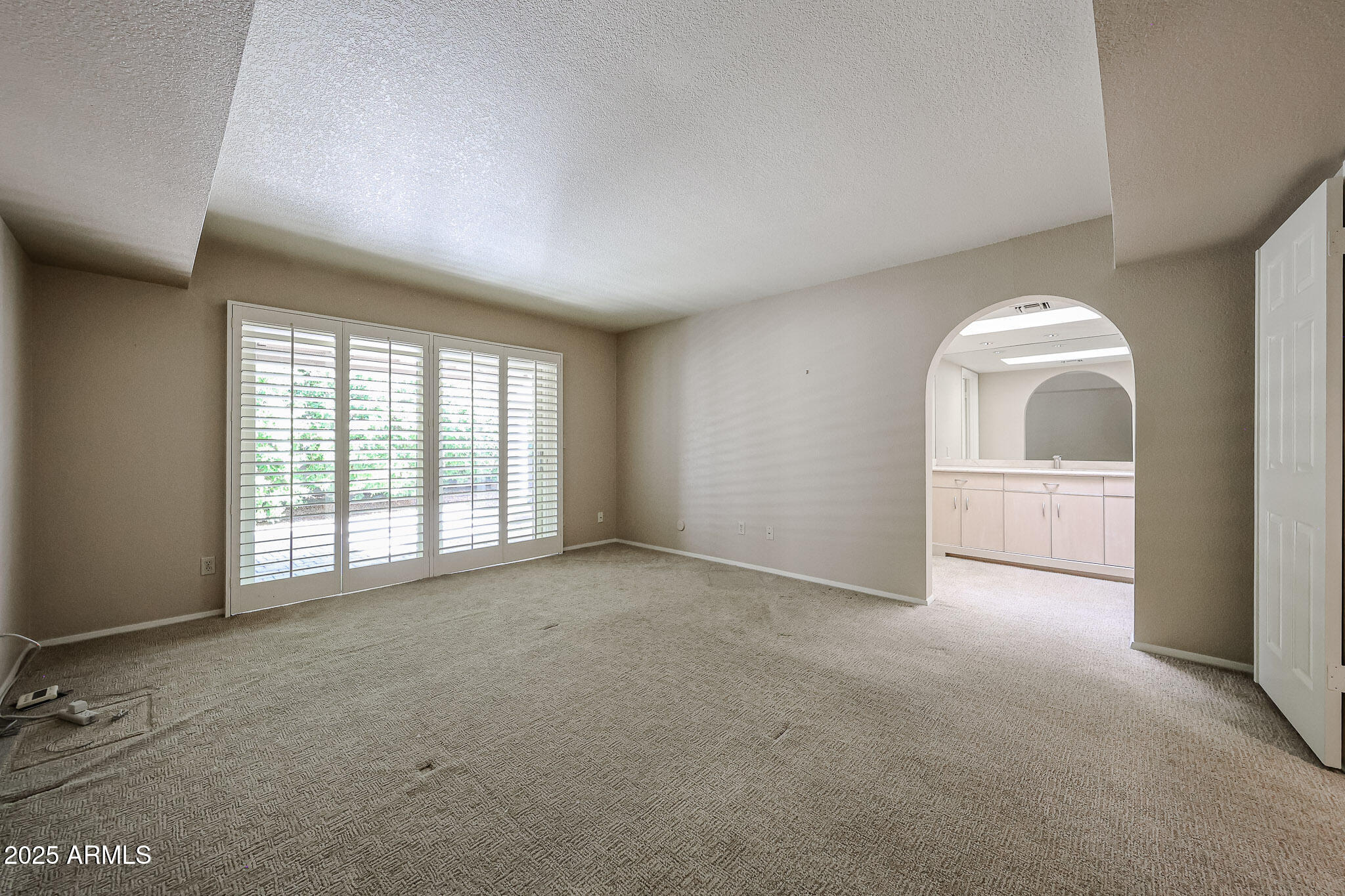 7834 East Ocotillo Road Scottsdale, AZ 85250 - Photo 18 of 47 an empty room with windows and mirror