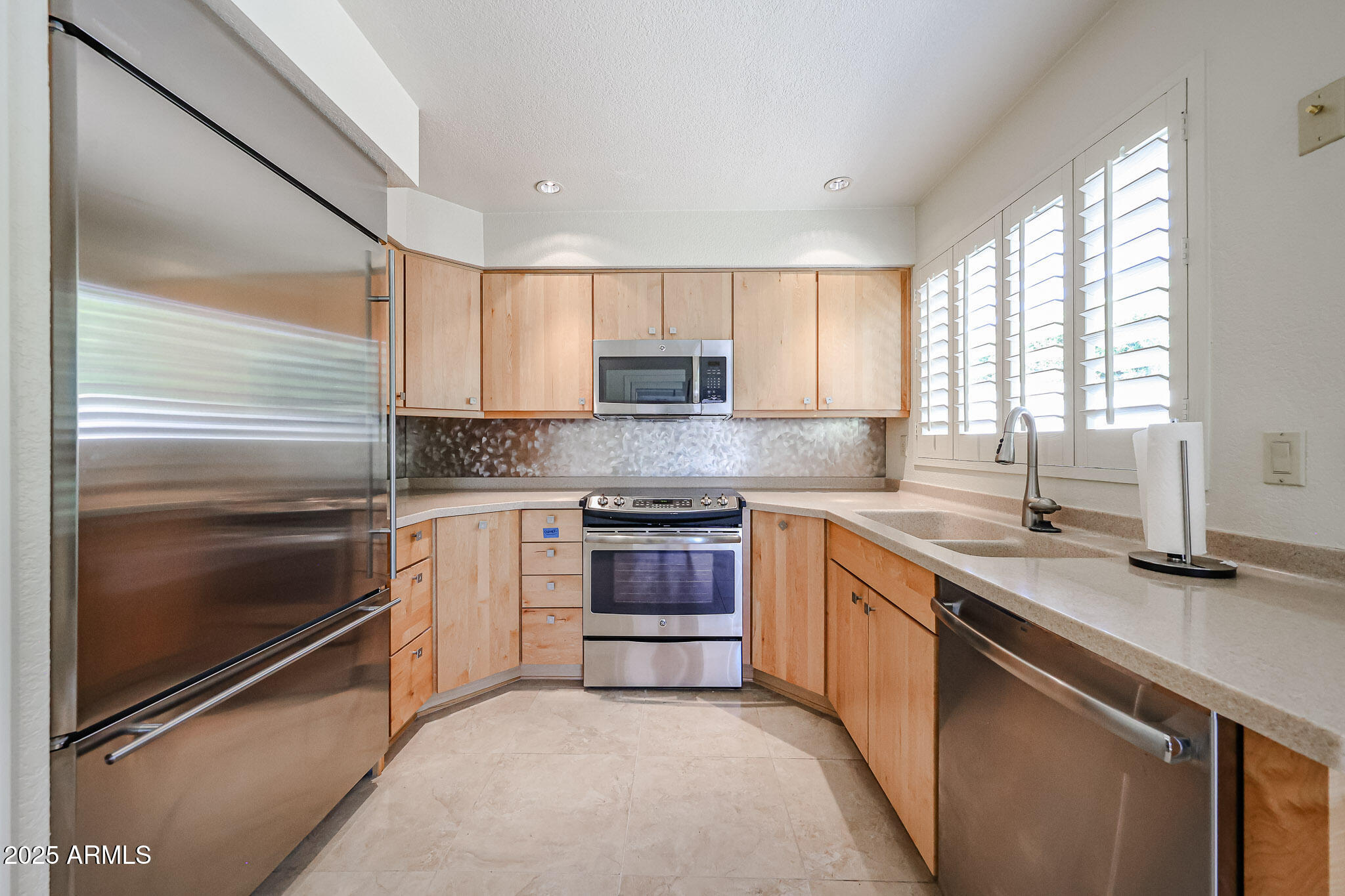 7834 East Ocotillo Road Scottsdale, AZ 85250 - Photo 6 of 47 a kitchen with a sink stove and microwave