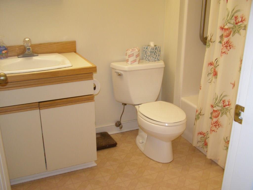 58 A Ocean Point Road, Unit A East Boothbay, ME 04544 - Photo 21 of 25 The bathroom, with fiberglass...