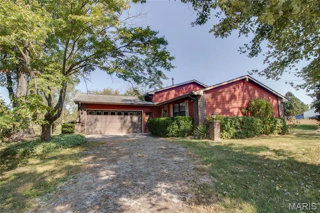 $330,000 | 23850 Green Acres Road, Dow, IL 62022