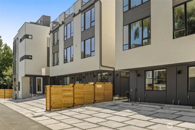 $799,000 | 1110 B 34th Avenue, Seattle, WA 98122