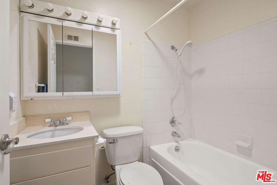 3989 Frandon Court Simi Valley, CA 93063 - Photo 16 of 23 Gallery Image 16