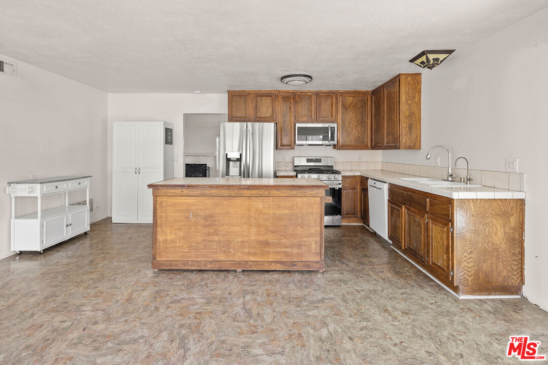 3989 Frandon Court Simi Valley, CA 93063 - Photo 8 of 23 Gallery Image 8