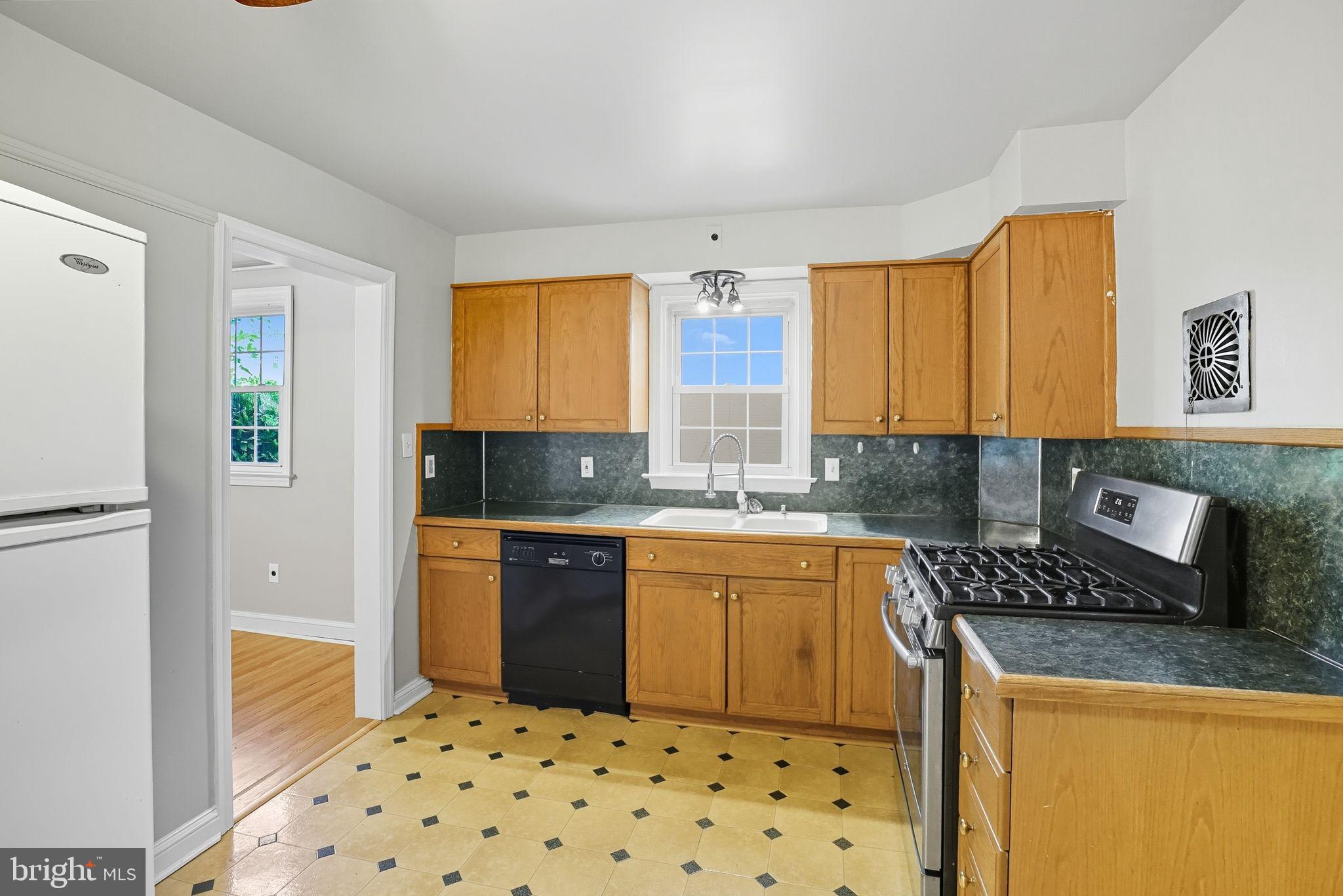 979 Edgewood Drive Springfield, PA 19064 - Photo 13 of 36 a kitchen with a stove a sink and a refrigerator