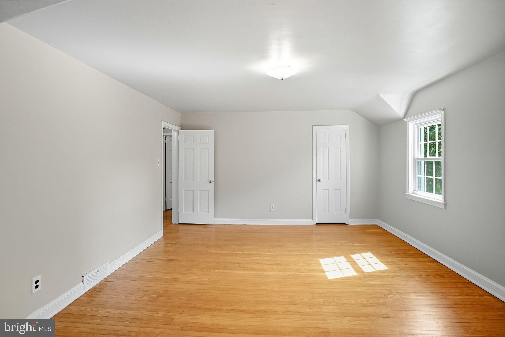 979 Edgewood Drive Springfield, PA 19064 - Photo 17 of 36 a view of an empty room with wooden floor and a window