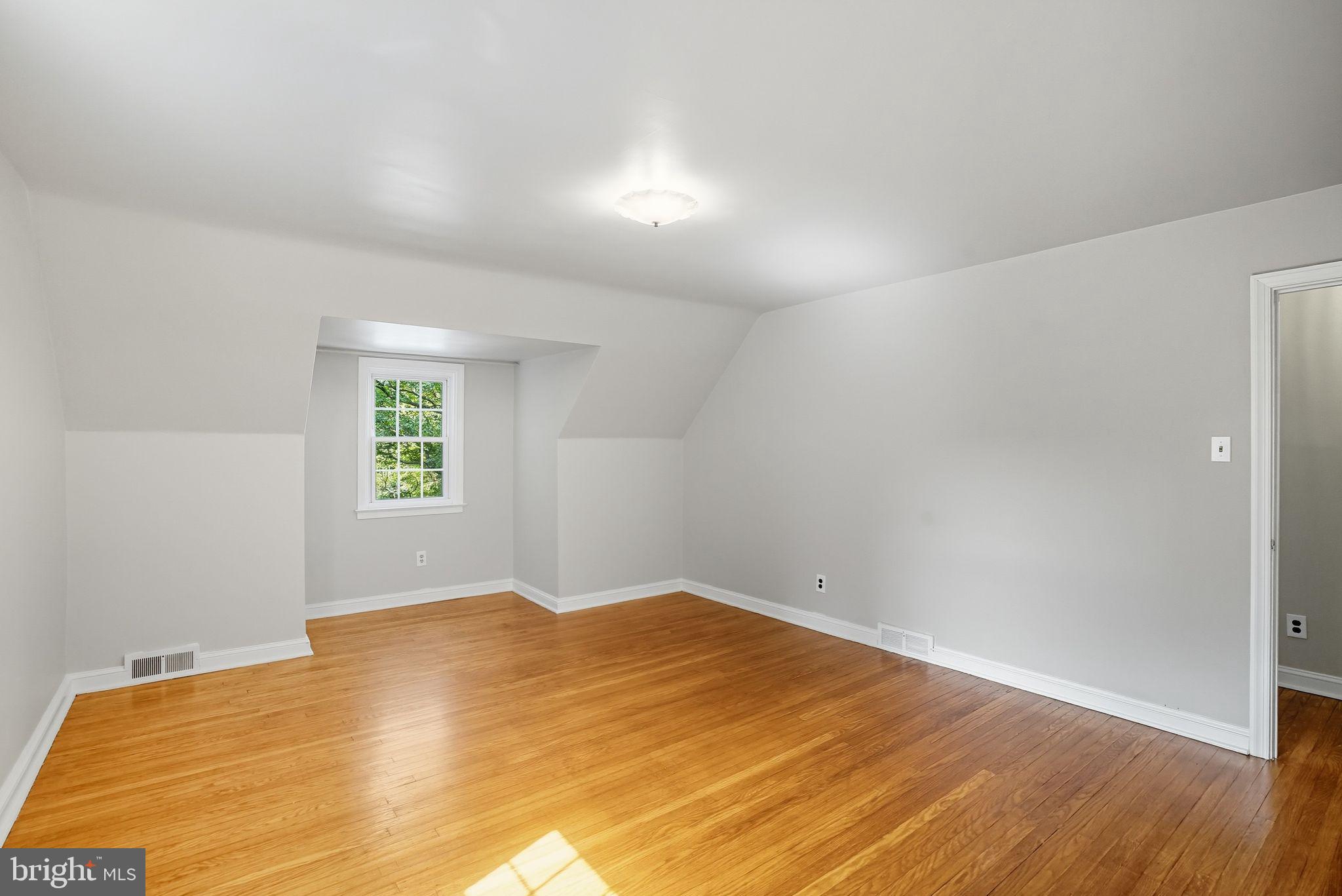 979 Edgewood Drive Springfield, PA 19064 - Photo 19 of 36 a view of empty room with wooden floor