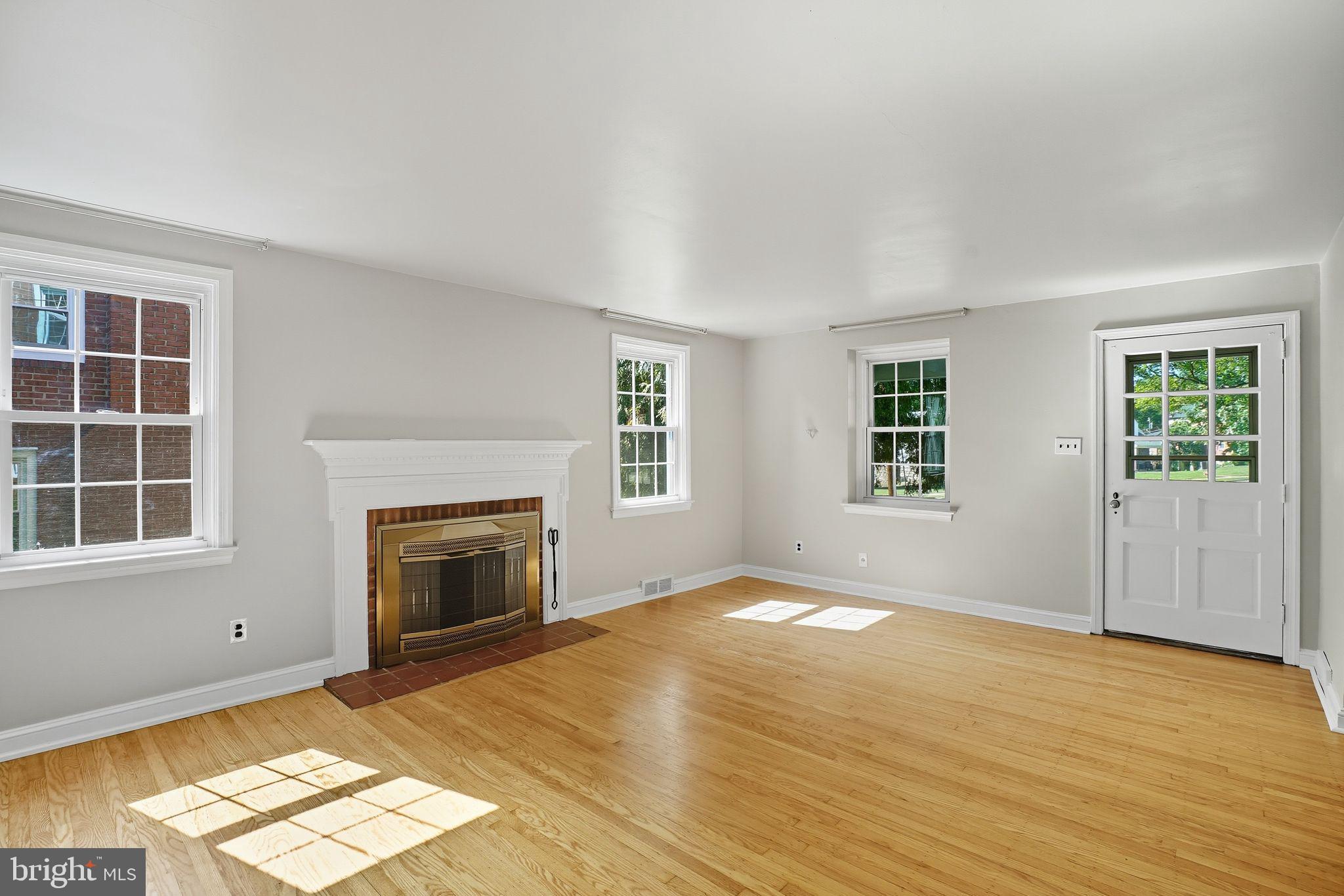 979 Edgewood Drive Springfield, PA 19064 - Photo 7 of 36 an empty room with windows and fireplace