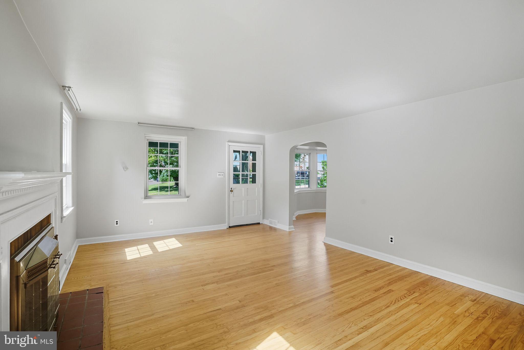 979 Edgewood Drive Springfield, PA 19064 - Photo 8 of 36 an empty room with windows