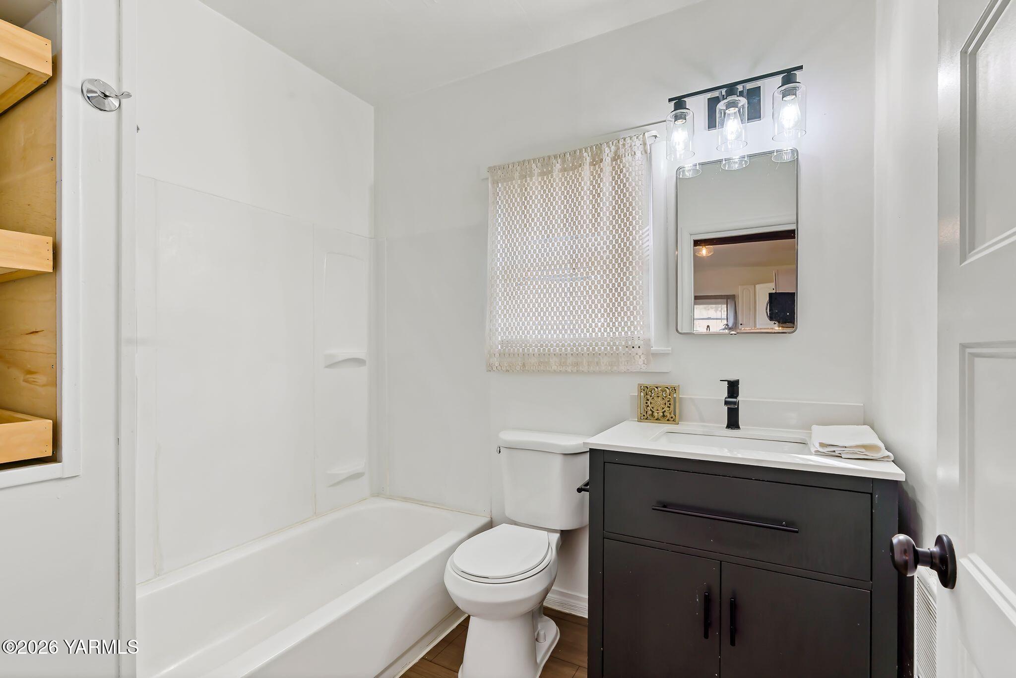 11405 Hackett Road Yakima, WA 98903 - Photo 14 of 22 7 Bathroom