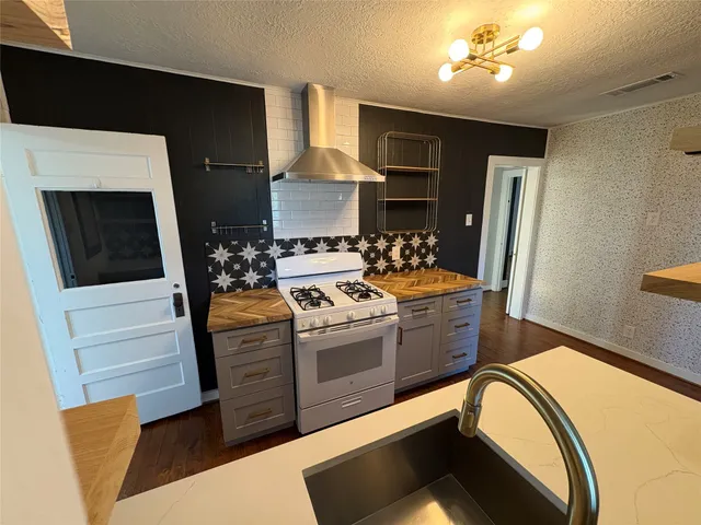 $1,550 | 306 North Elm Street, Tomball, TX 77375