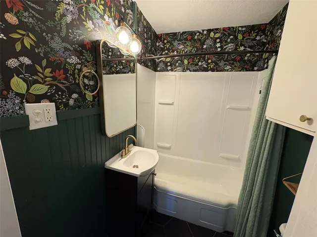 $1,550 | 306 North Elm Street, Tomball, TX 77375