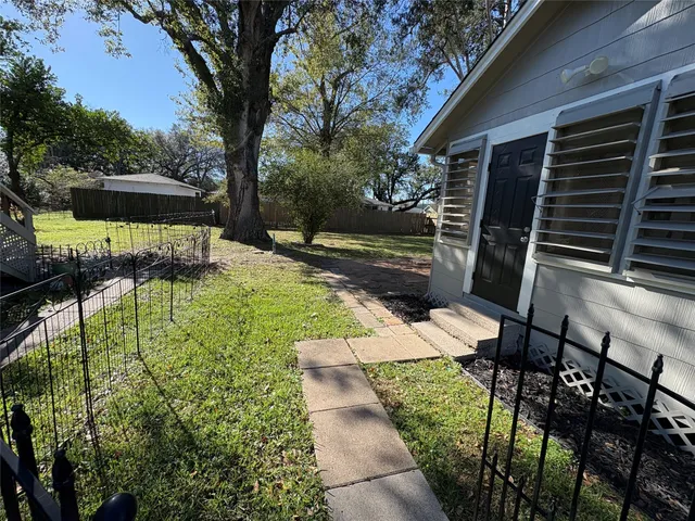 $1,550 | 306 North Elm Street, Tomball, TX 77375