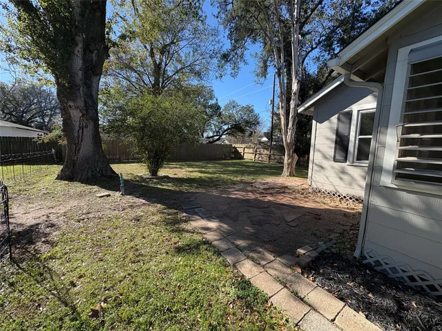 $1,550 | 306 North Elm Street, Tomball, TX 77375