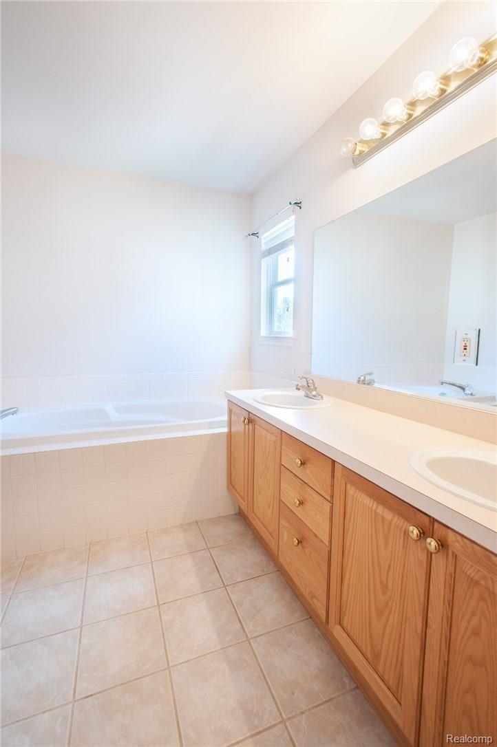 2825 Long Meadow Lane Rochester, MI 48307 - Photo 32 of 58 LongMeadowLn_2825_MasterBath_02.jpg