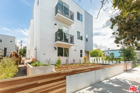 $3,208 | 1238 1/2 North Beachwood Drive, Los Angeles, CA 90038