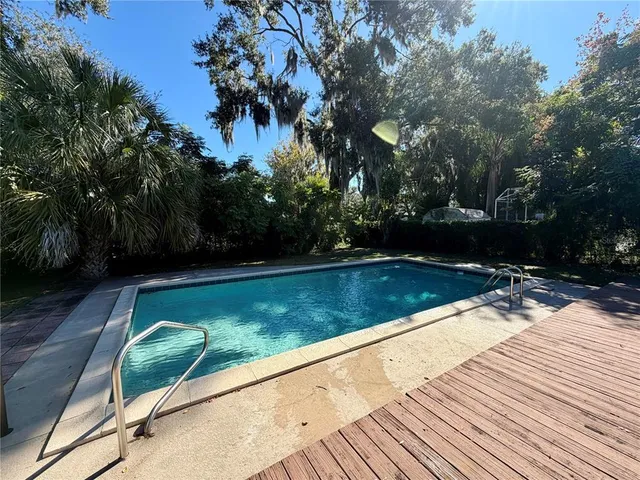 a view of a backyard