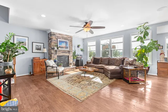 $899,950 | 7116 Lake Drive, Warrenton, VA 20187