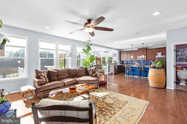 $899,950 | 7116 Lake Drive, Warrenton, VA 20187