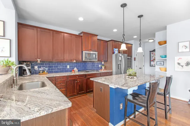 $899,950 | 7116 Lake Drive, Warrenton, VA 20187