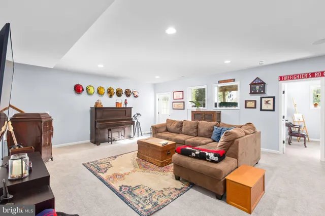 $899,950 | 7116 Lake Drive, Warrenton, VA 20187