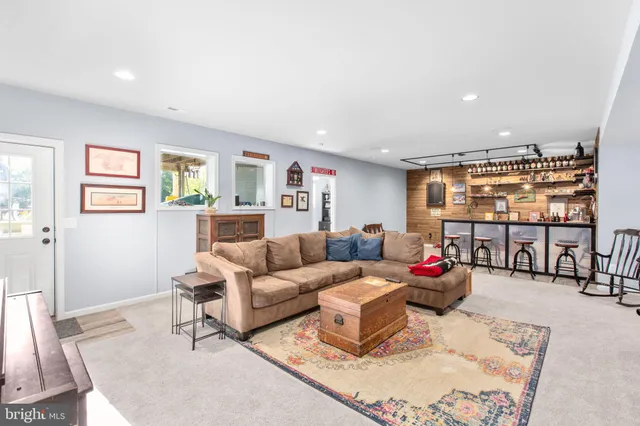 $899,950 | 7116 Lake Drive, Warrenton, VA 20187