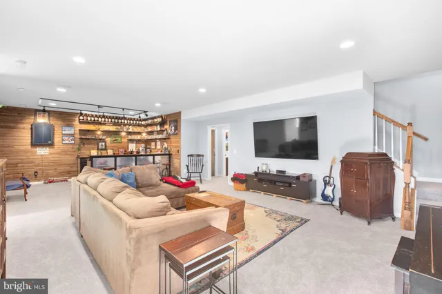 $899,950 | 7116 Lake Drive, Warrenton, VA 20187