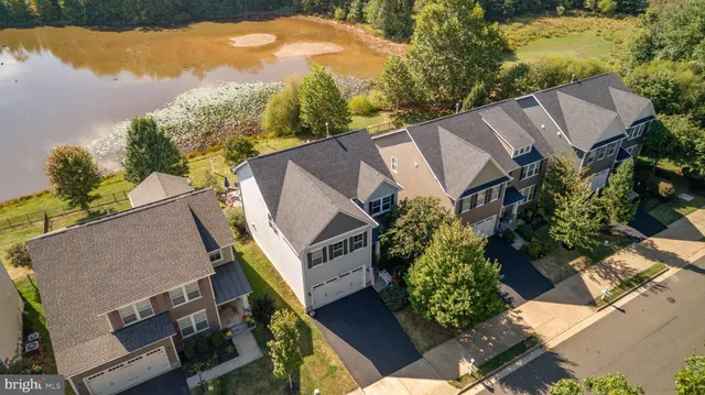 $899,950 | 7116 Lake Drive, Warrenton, VA 20187