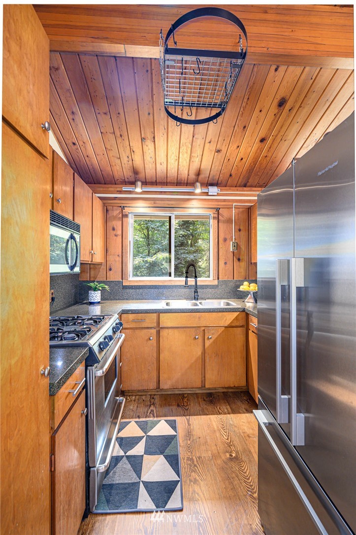 11303 Southwest Cedarhurst Road Vashon, WA 98070 - Photo 16 of 35 Gallery Image 16