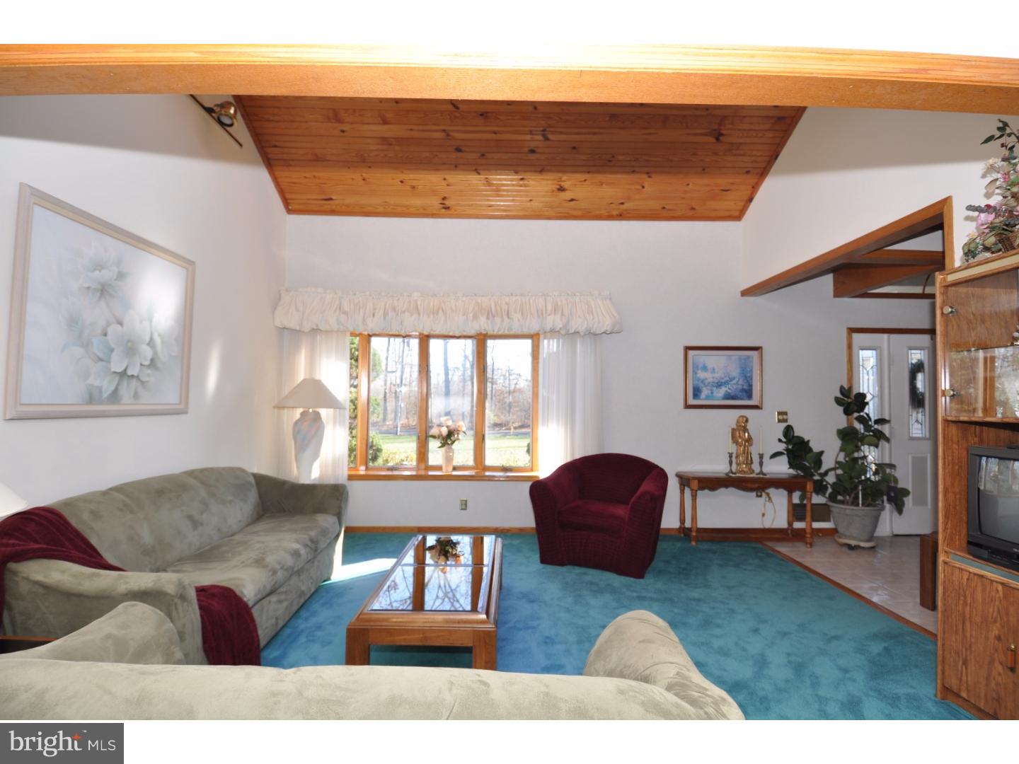 707 Juliustown Georgetown Road Jobstown, NJ 08041 - Photo 9 of 25 Living Room