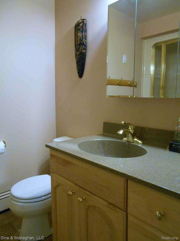1127 Kingsview Avenue Rochester, MI 48309 - Photo 22 of 24 full bath adj to FR