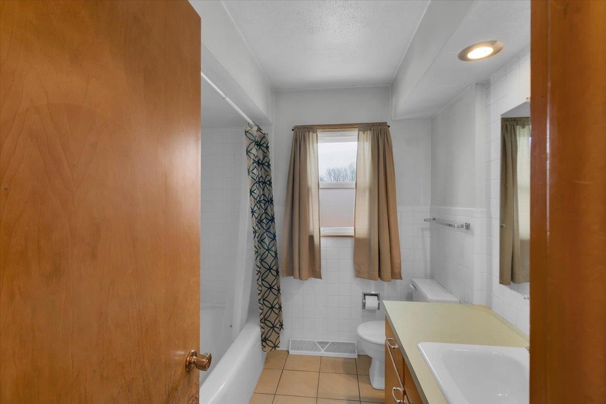 1636 Whitney Boulevard Belvidere, IL 61008 - Photo 18 of 36 a bathroom with a tub and sink