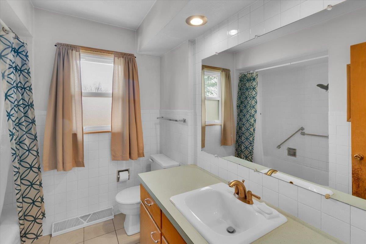 1636 Whitney Boulevard Belvidere, IL 61008 - Photo 19 of 36 a bathroom with a sink and a mirror