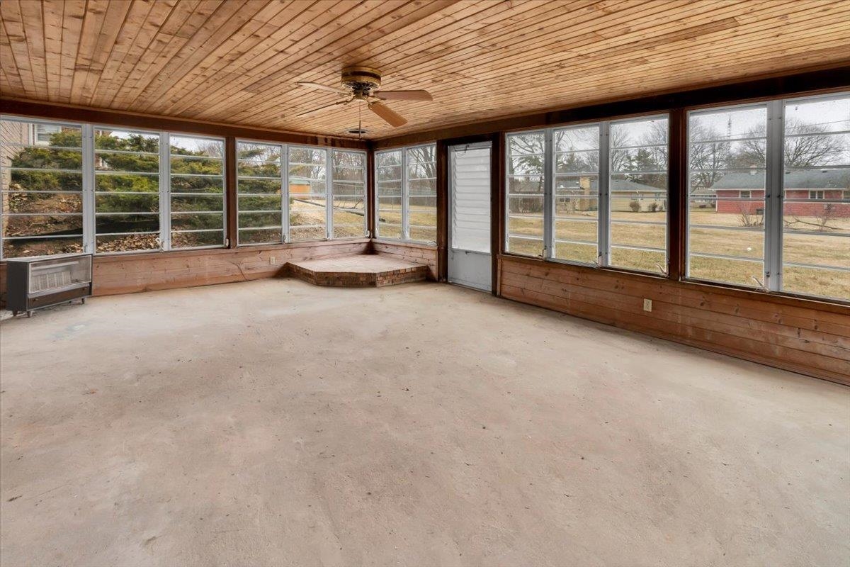 1636 Whitney Boulevard Belvidere, IL 61008 - Photo 28 of 36 a view of an empty room with windows