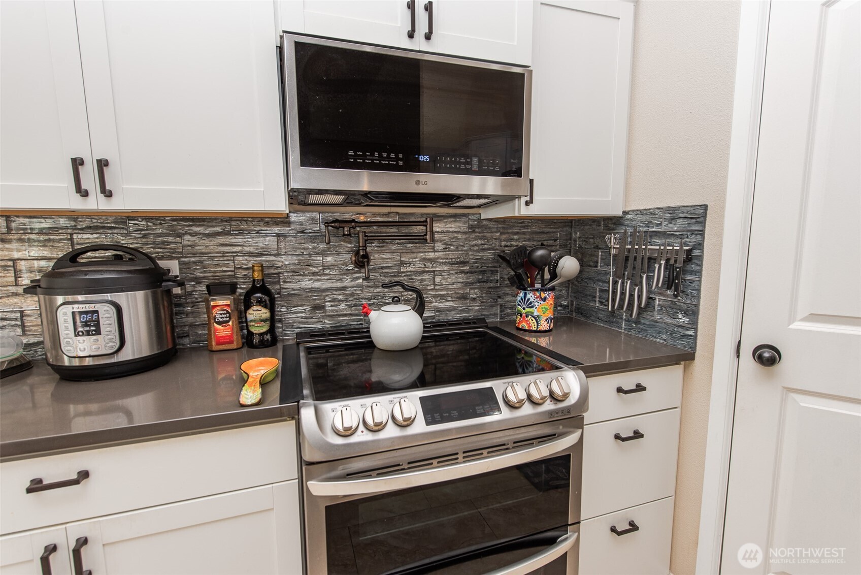 192 Michael Earl Way Sequim, WA 98382 - Photo 20 of 40 a kitchen with a stove and a microwave