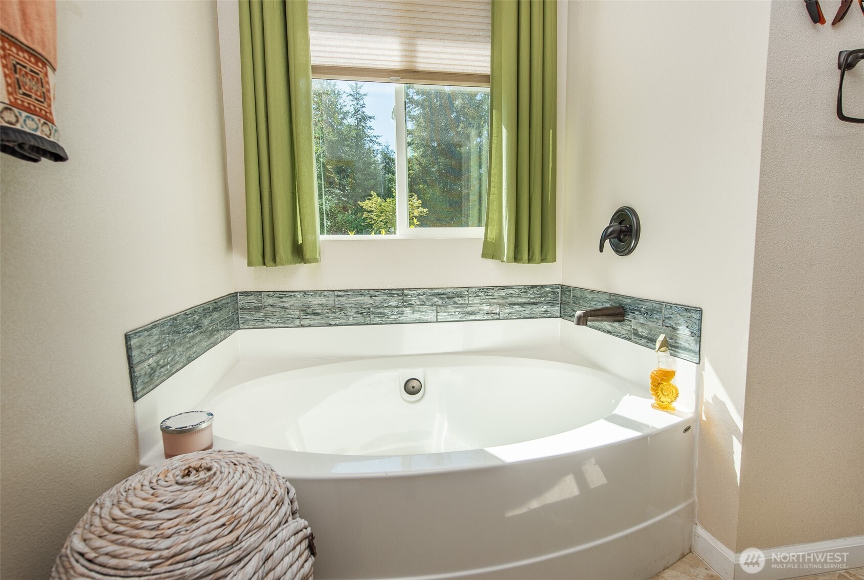 192 Michael Earl Way Sequim, WA 98382 - Photo 25 of 40 a bathroom with a tub and a window