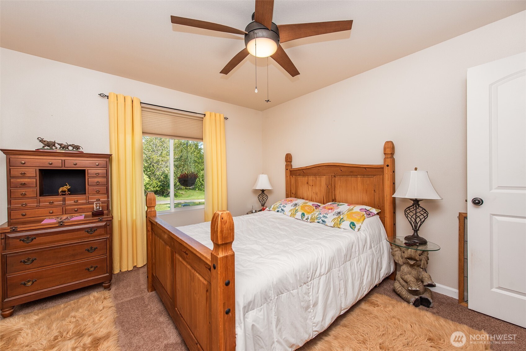 192 Michael Earl Way Sequim, WA 98382 - Photo 30 of 40 a bedroom with a bed and a flat tv screen